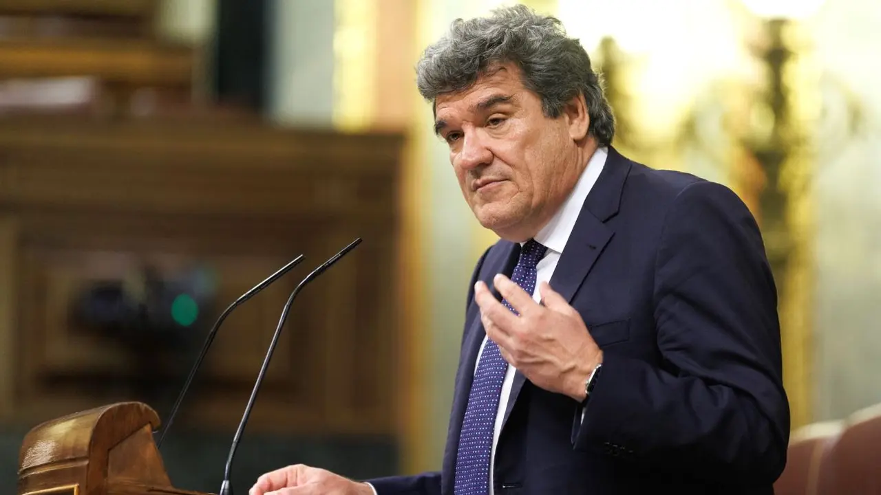 El ministro de Inclusión, Seguridad Social y Migraciones, José Luis Escrivá, durante su intervención en el Pleno del Congreso