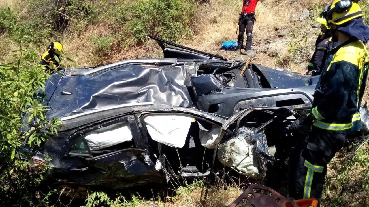 Imagen de archivo de un accidente de tráfico con un turismo siniestrado tras salirse de la vía caer por un barranco, choque, colisión, coche,&nbsp;