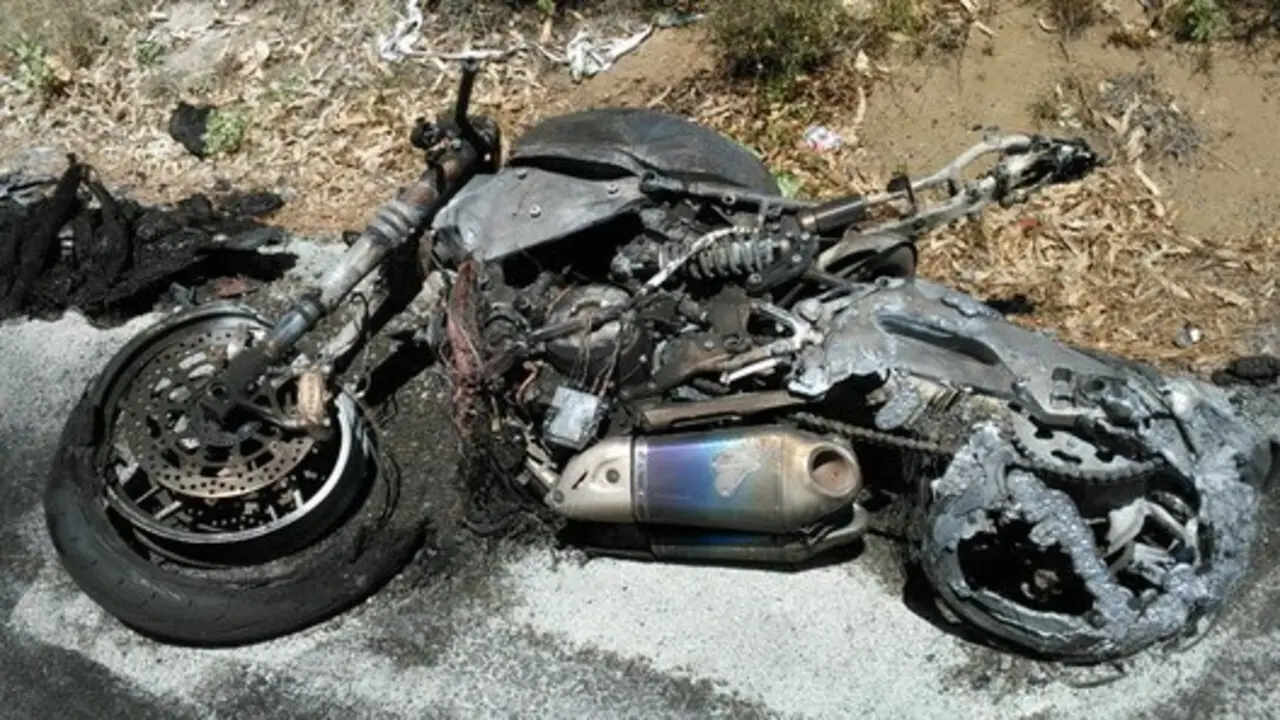 Imagen de archivo de una moto incendiada tras un accidente de tráfico