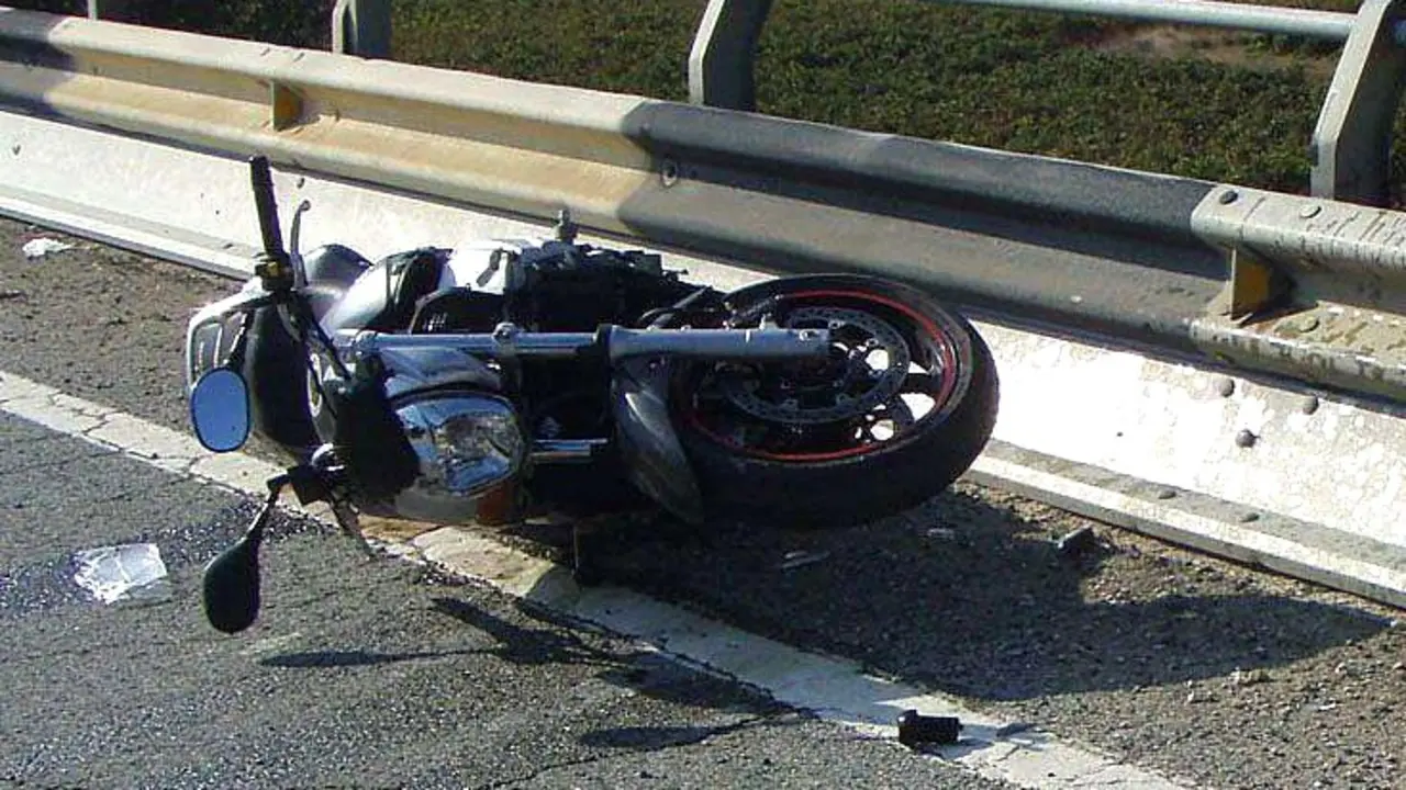 Muere un motorista al perder el control del vehículo a la salida de una curva, moto, motocicleta, accidente