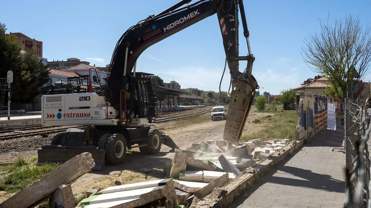 Las labores de demolición del muro de la estación del ferrocarril de Cuenca comenzaron este miércoles con el objetivo de romper "la brecha" que dividía barrios de la ciudad y que es la primera medida del proyecto de integración urbanística Plan X Cuenca - EFE/ José del Olmo.