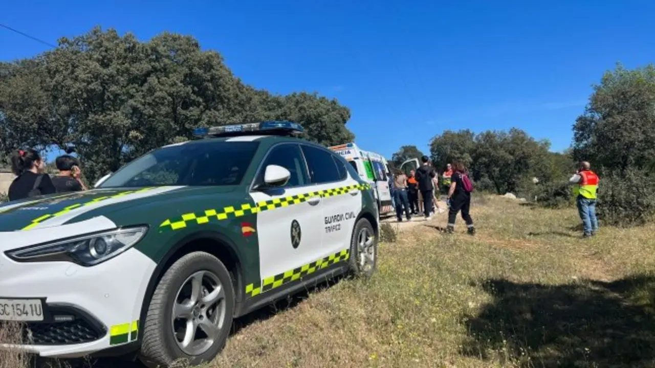 Un conductor de autobús mata a otro mientras transportaba a 56 estudiantes, accidente de tráfico, camino