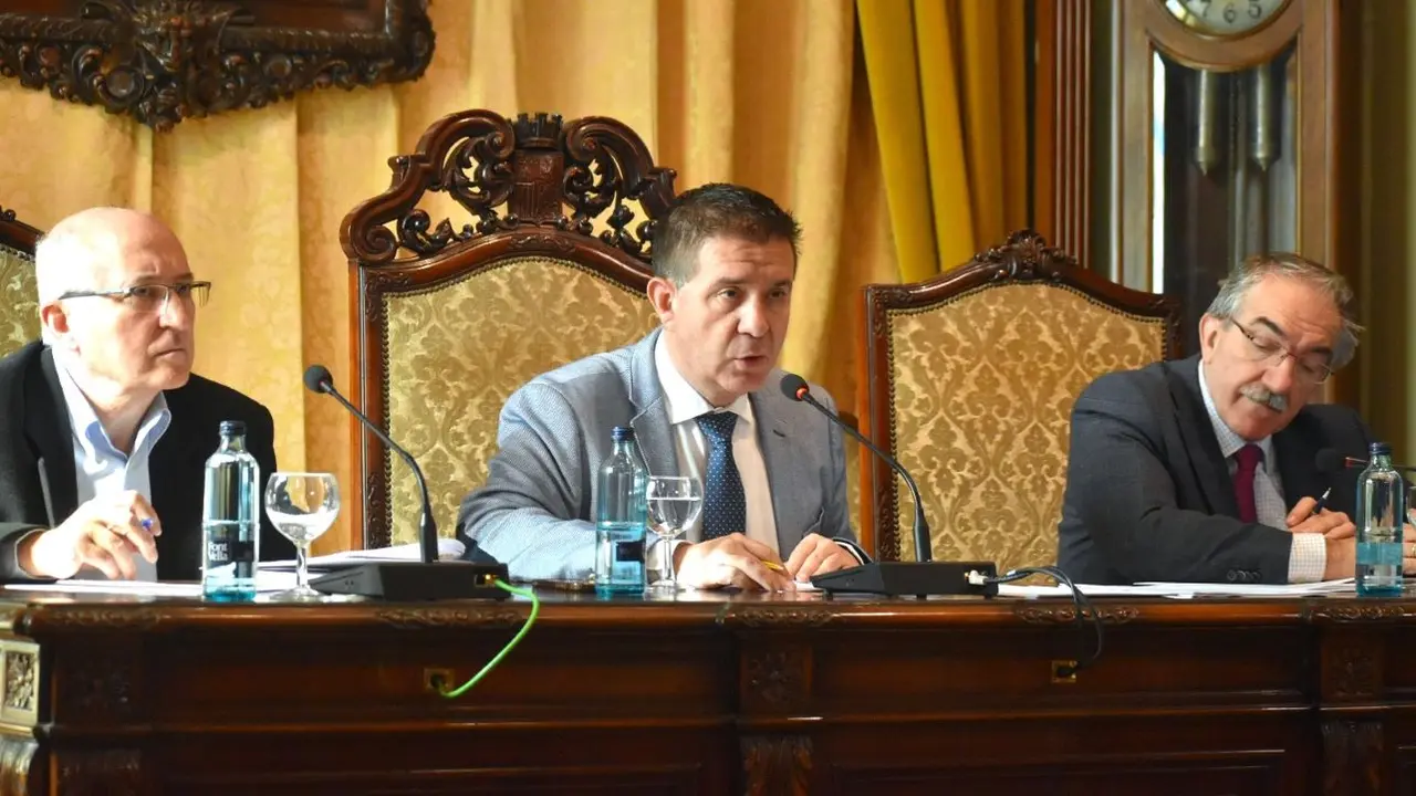 El presidente de la Diputación de Albacete, Santiago Cabañero, ha presidido el Pleno de la institución provincial que ha aprobado por unanimidad la modificación de crédito