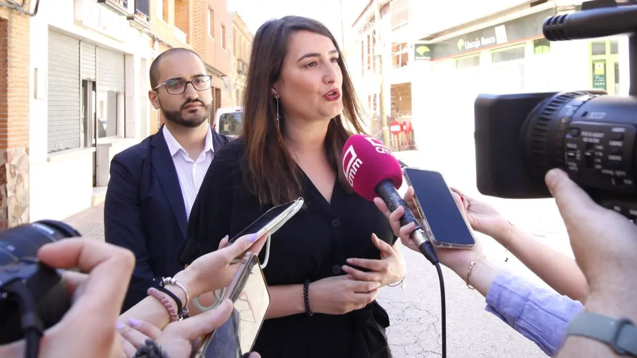 La diputada nacional del PSOE y portavoz socialista de la provincia de Ciudad Real, Cristina López Zamora, atendiendo a los medios de comnicación