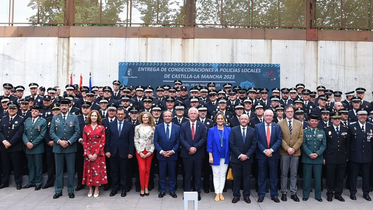 El consejero de Hacienda y Administraciones Públicas de Castilla-La Mancha, Juan Alfonso Ruiz Molina, ha entregado las medallas al mérito y a la permanencia a los policías locales de Castilla-La Mancha