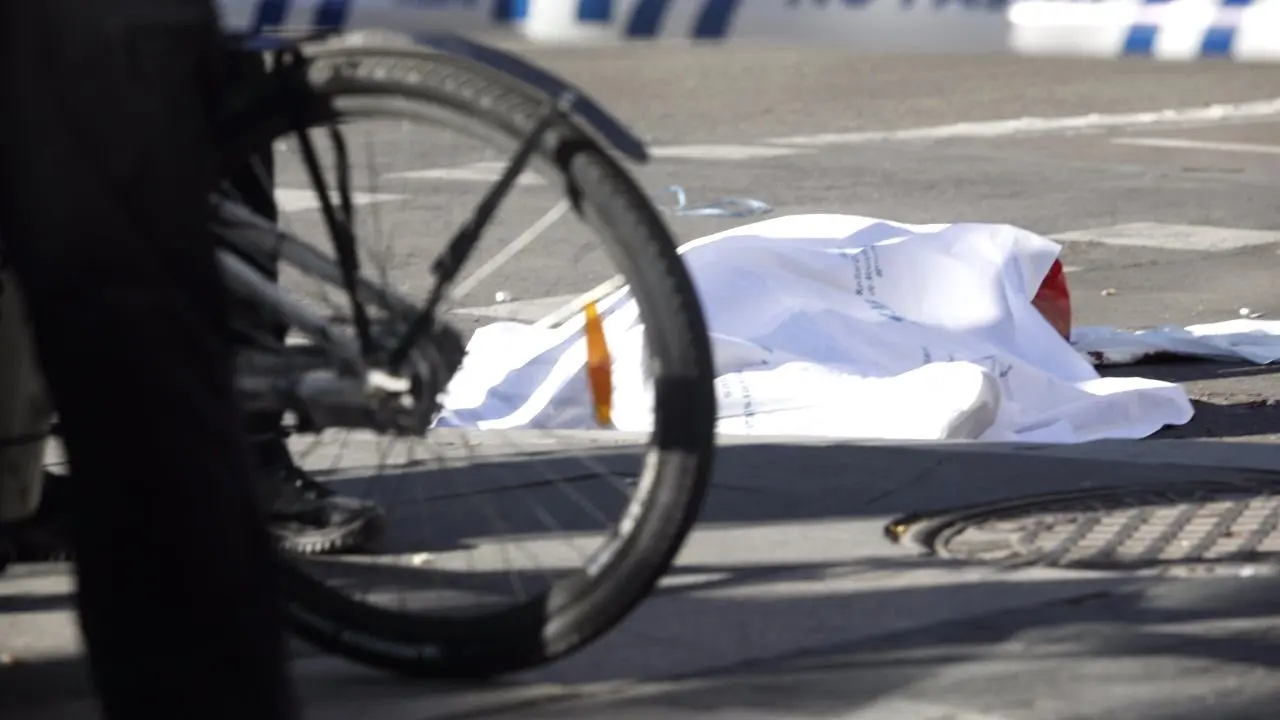 Imagen de archivo de un accidente de tráfico con un ciclista fallecido tras ser atropellado por un vehículo, bicicleta, atropello, cadáver, muerto