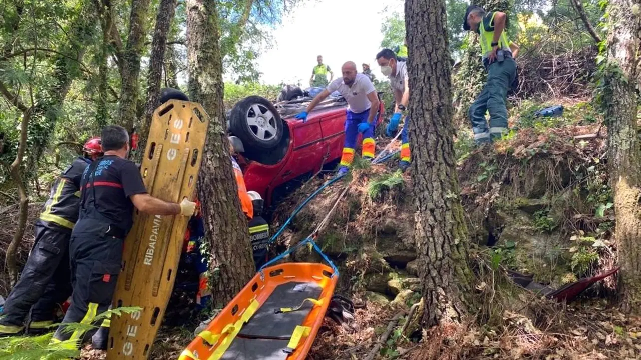Muere un mujer y 2 heridos al salirse de la vía un coche y caer por un terraplén, accidente de tráfico, salida de vía, barranco, árbol,&nbsp;