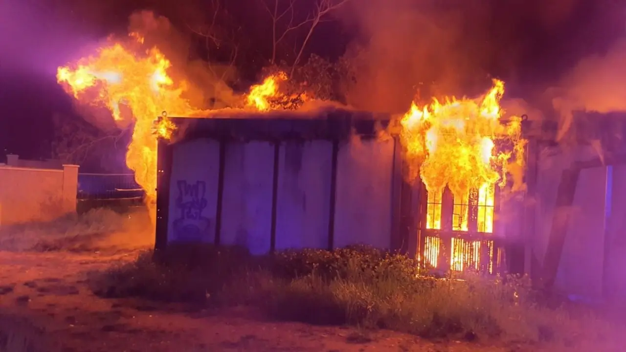 Al menos 8 muertos y varios heridos en el incendio de unos barracones prefabricados