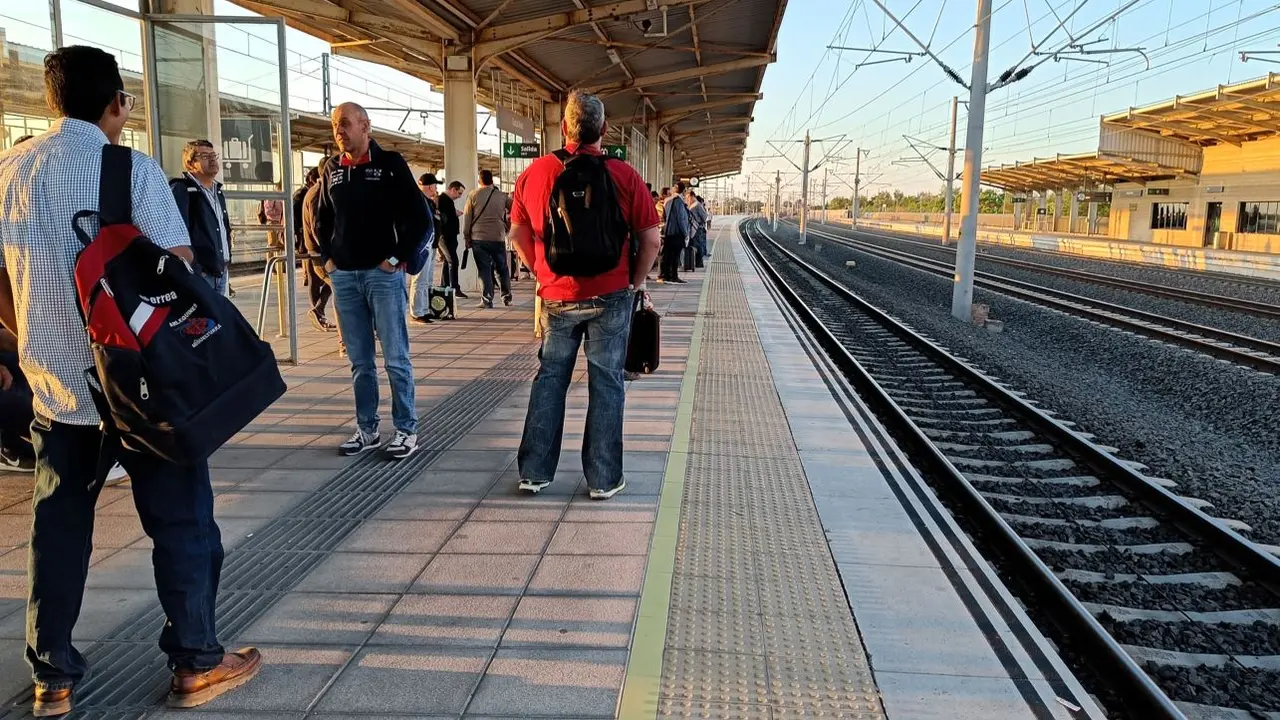 Los usuarios de los trenes de la línea de Alta Velocidad Avant que a diario se desplazan entre Puertollano-Ciudad Real-Madrid han denunciado públicamente nuevos retrasos en el servicio, que les supone llegar tarde a sus puestos de trabajo - EFE/Jesús Monroy, Renfe, estación, trenes, ferrocarril, apeadero,