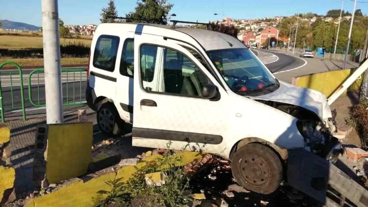Imagen de archivo de un accidente de tráfico con una furgoneta implicada estrellada contra un muro