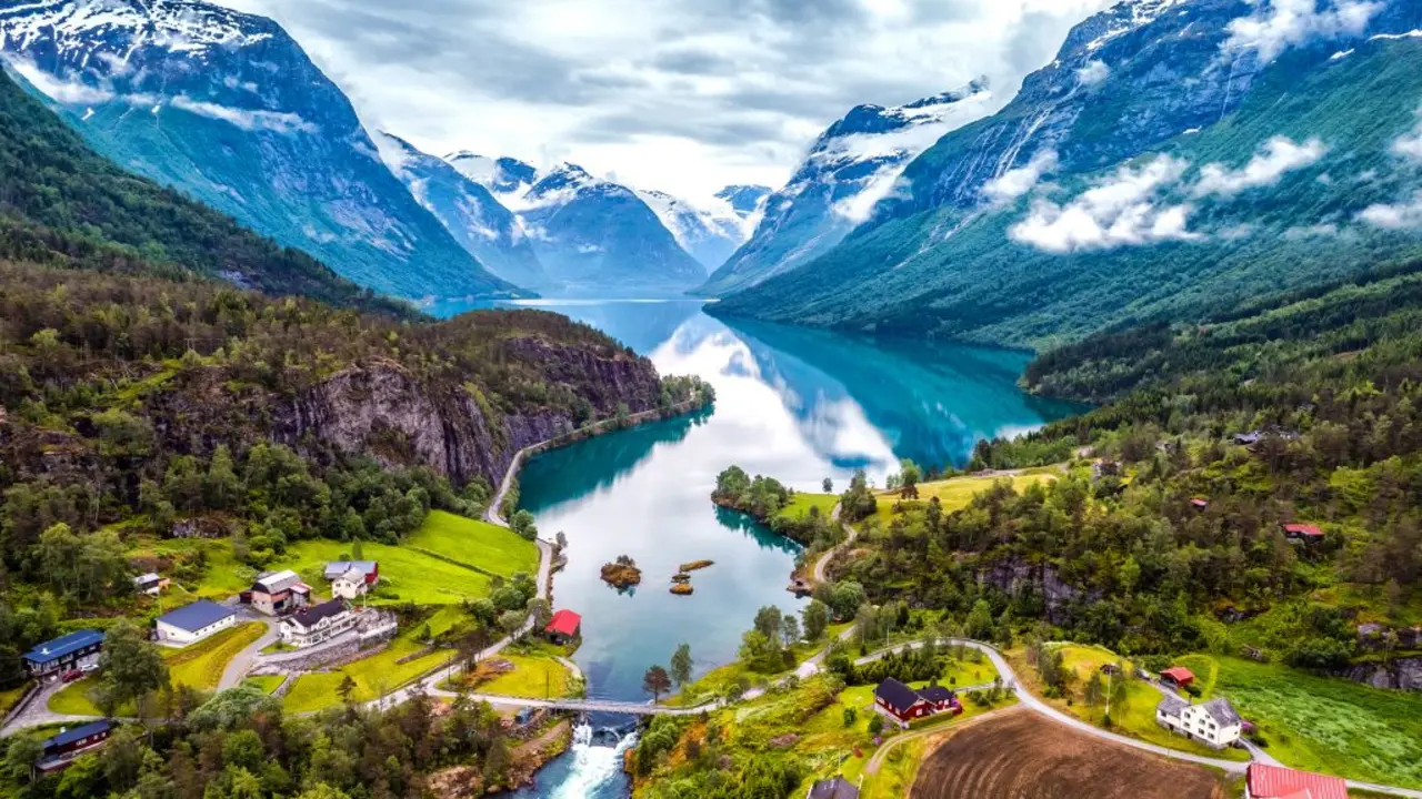 Descubre la belleza natural de Noruega en un crucero por sus impresionantes fiordos