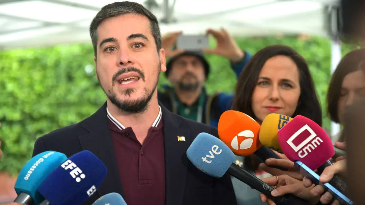 El candidato de Unidas Podemos a la Presidencia de Castilla-La Mancha, José Luis García Gascón, atendiendo a los medios en Toledo junto a la secretaria general de Podemos y ministra de Derechos Sociales, Ione Belarra