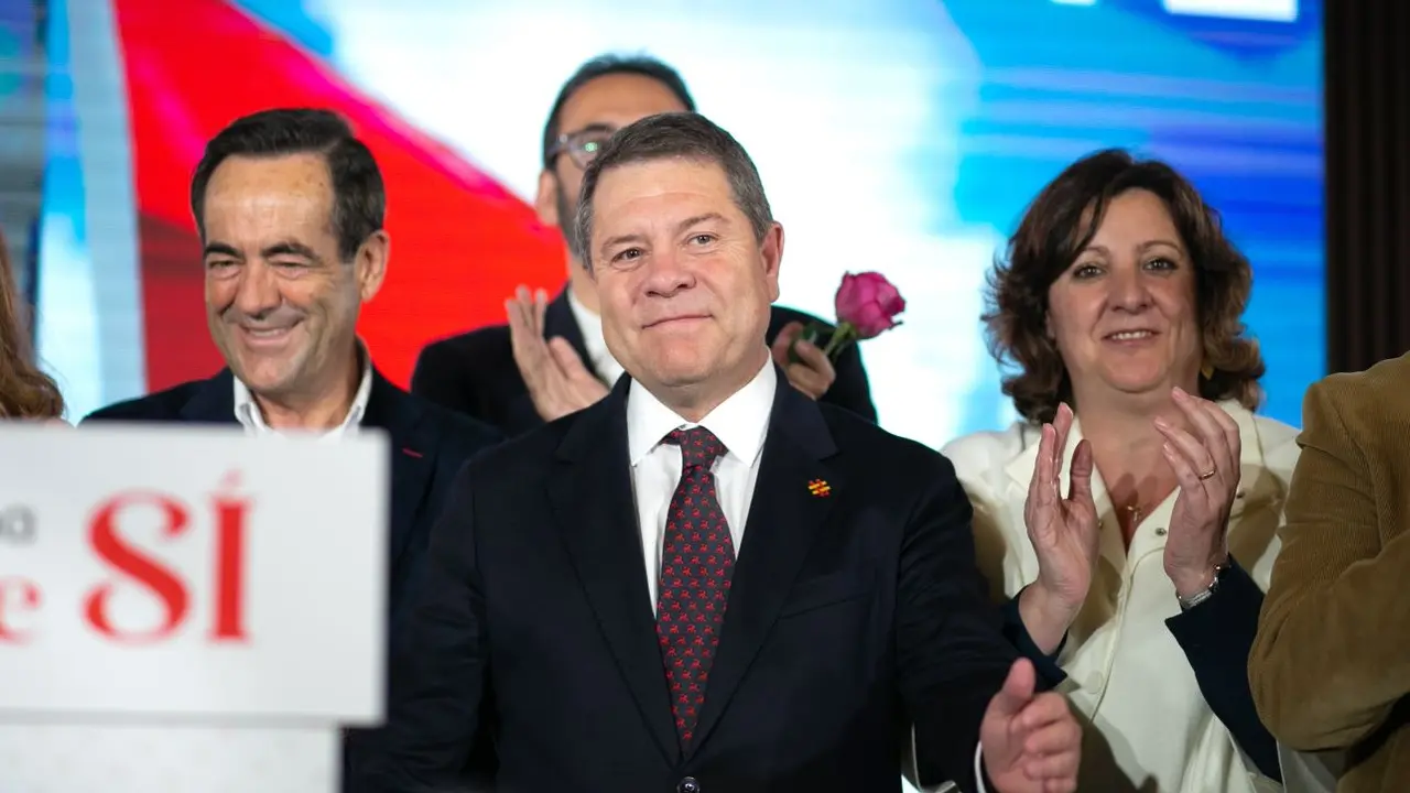 El presidente de Castilla-La Mancha y candidato del PSOE a la reelección, Emiliano García-Page, celebra su victoria tras conocerse los resultados que dejan las elecciones del 28-M en la Comunidad Autónoma