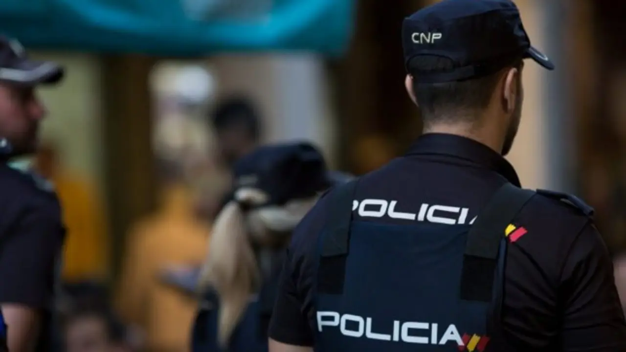 Una madre intenta matar a sus hijos menores antes de quitarse la vida con salfumán, Policía, agente, patrulla, cadáver, crimen,&nbsp;
