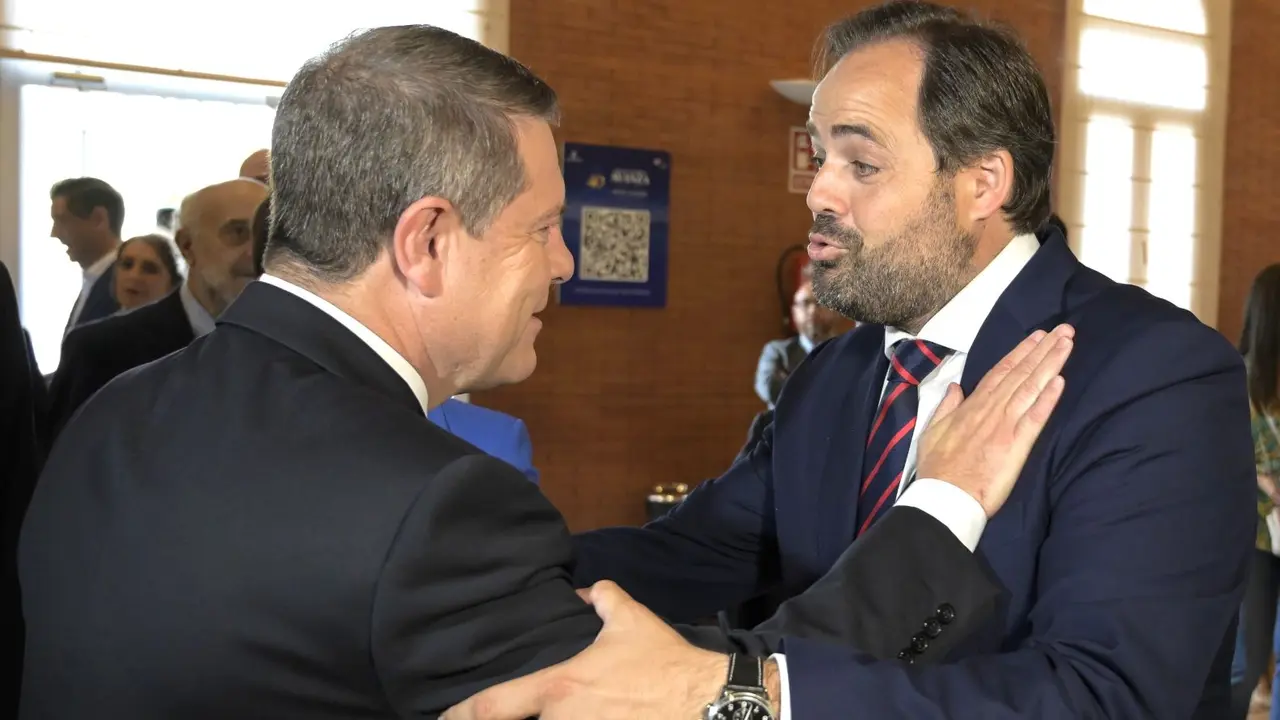 El presidente de Castilla-La Mancha, Emiliano García-Page (i), saluda al presidente regional del PP, Paco Núñez (d) - Archivo/EFE/Jesús Monroy, líderes políticos, candidatos, presidentes de partidos, liderazgos autonómicos,&nbsp;