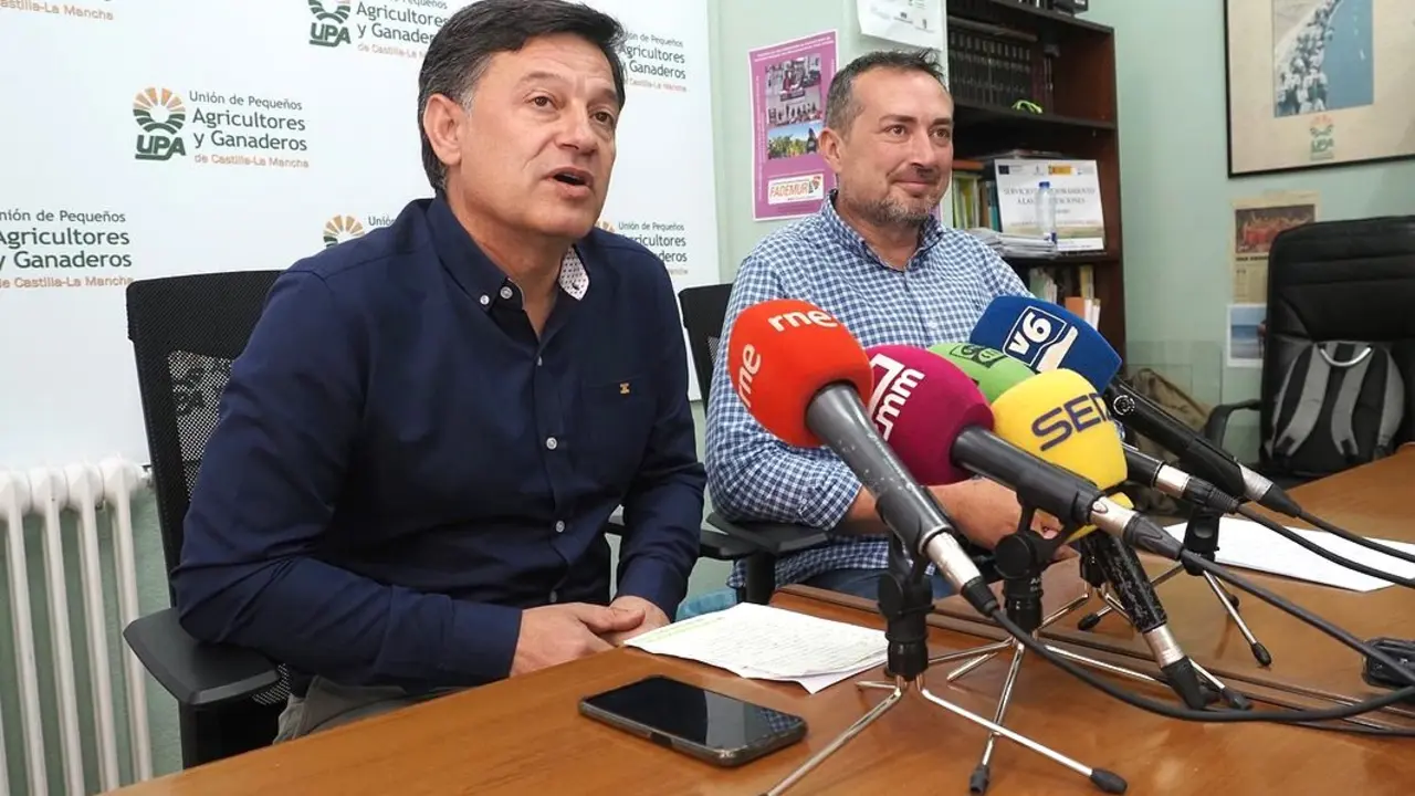 El secretario regional de UPA en Castilla-La Mancha, Julián Morcillo, y el responsable regional de Seguros Agrarios de la organización, Alejandro García-Gasco, en rueda de prensa - Fotografía: La Cerca