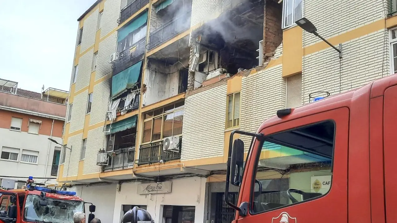 Un fallecido y 16 heridos, balance de la explosión e incendio de una vivienda, bomberos