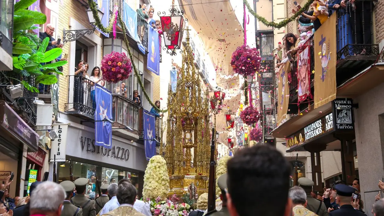 Toledo vive un Corpus Christi menos multitudinario debido a la lluvia, que "respeta" la procesión