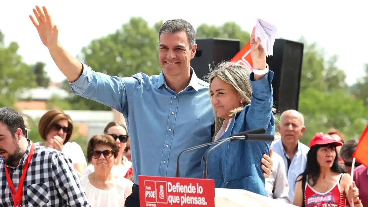 En la imagen de archivo el presidente del Gobierno y líder del PSOE, Pedro Sánchez, junto a la alcaldesa en funciones de Toledo, Milagros Tolón, durante la campaña electoral del 28-M