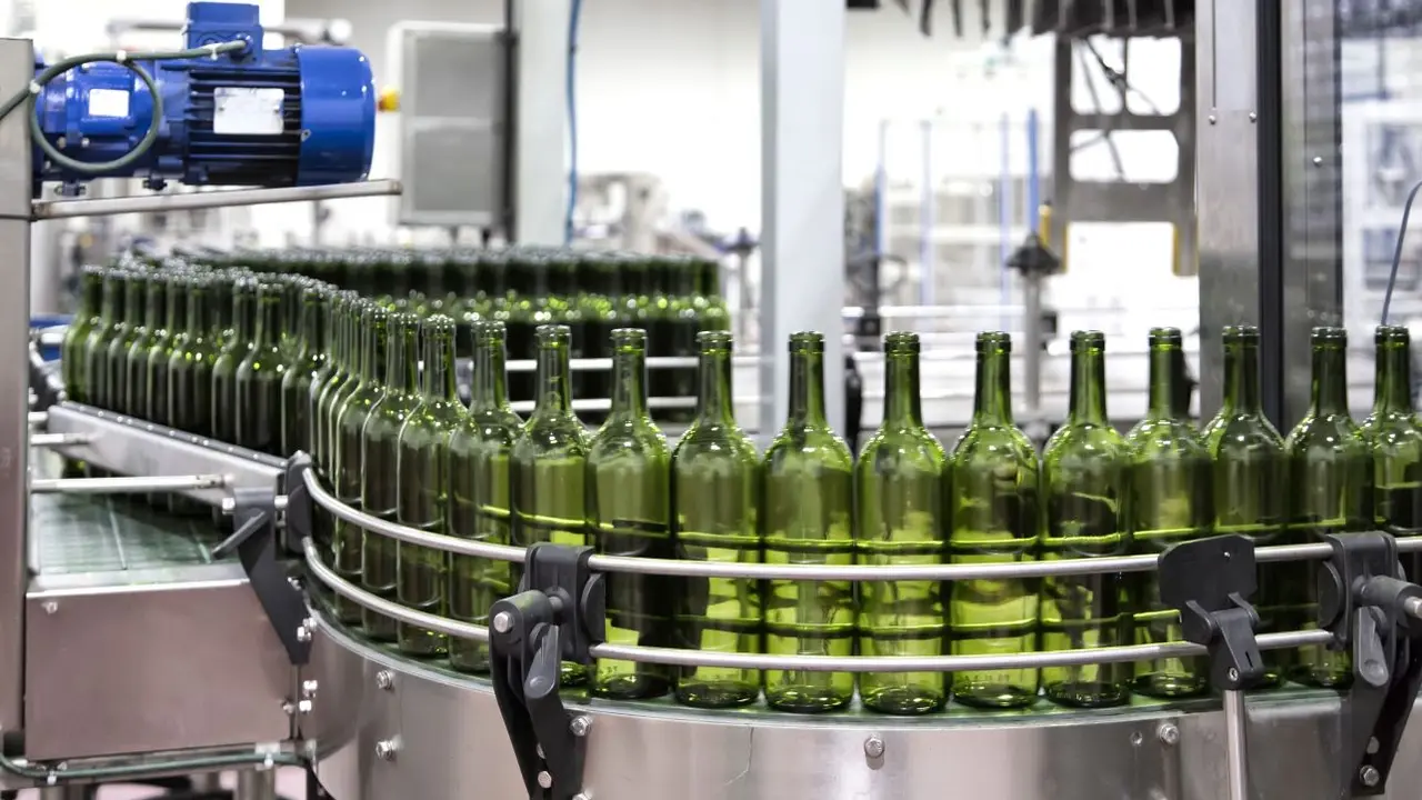 Botellas de vino en una cooperativa de Castilla-La Mancha, vino, vitivinícolas, bodegas, vendimia,&nbsp;