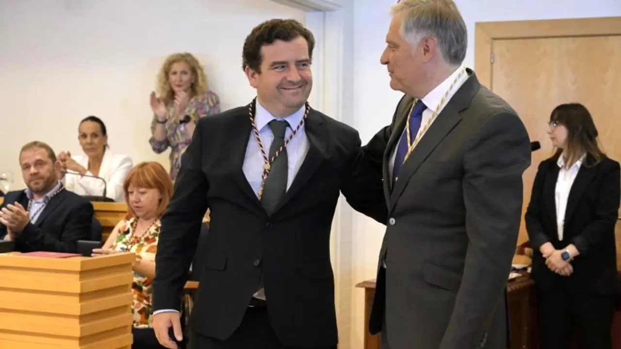 Pleno de constitución del Ayuntamiento de Ciudad Real tras las elecciones municipales del 28 de mayo, en la que ha resultado elegido alcalde el candidato del PP, Francisco Cañizares (d), con el apoyo de Vox y su candidato, Ricardo Chamorro (i) - EFE/Jesús Monroy