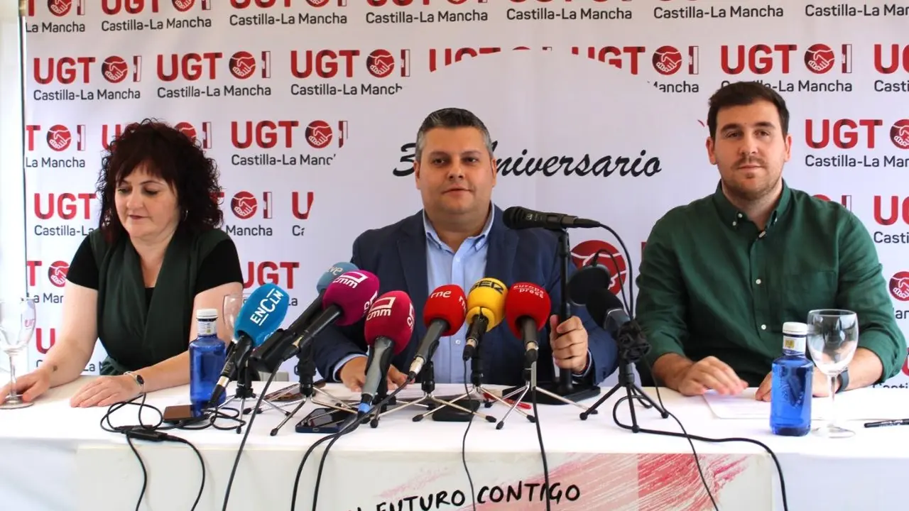 El secretario regional de UGT en Castilla-La Mancha, Luis Manuel Monforte (c), durante el desayuno informativo que ha ofrecido en Toledo