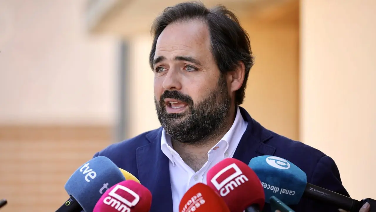 El presidente del PP de Castilla-La Mancha, Paco Núñez, atendiendo a los medios de comunicación en Toledo tras reunirse con el Grupo Popular del Parlamento autonómico