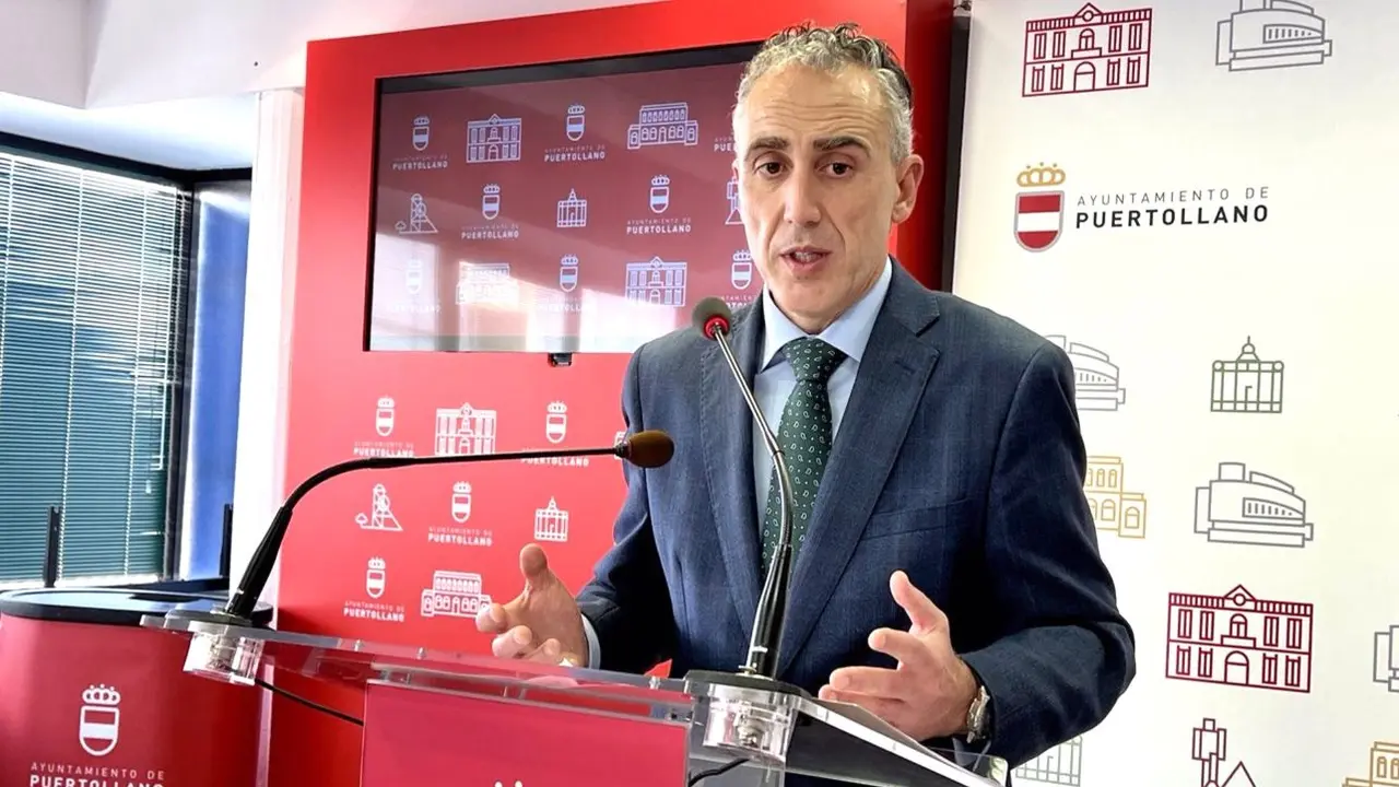 El alcalde de Puertollano (Ciudad Real), Miguel Ángel Ruiz, durante la rueda de prensa que ha ofrecido en el Consistorio