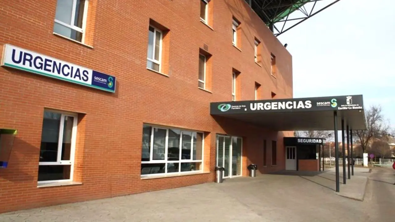 En la imagen el acceso al servicio de Urgencias del Hospital 'Santa Bárbara' de Puertollano (Ciudad Real)