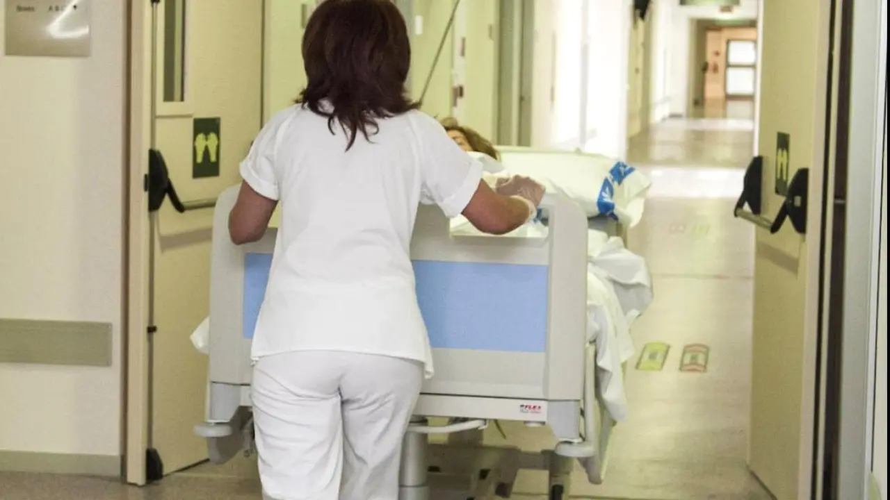Castilla-La Mancha cerrará 200 camas hospitalarias en verano, según la FADSP, enfermera, paciente, sanitaria, celadora, camas, hospital, intervención, enfermo, enferma,&nbsp;