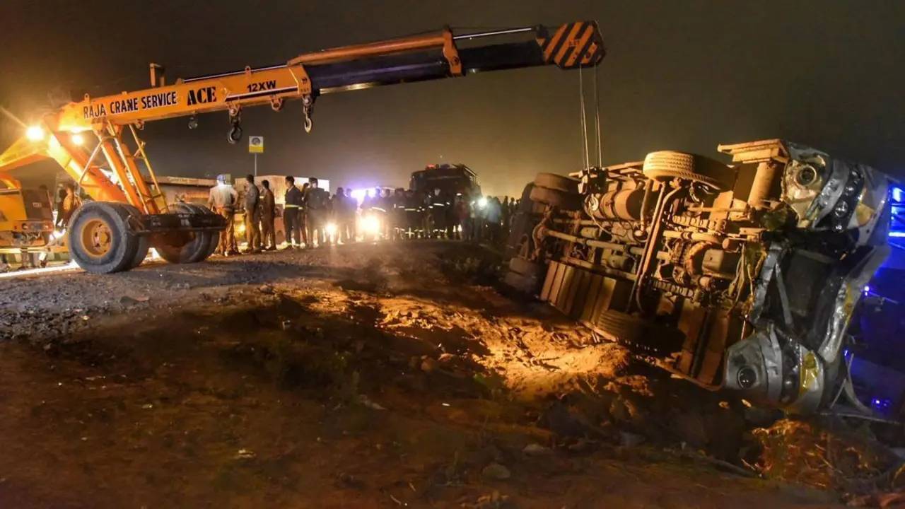 Imagen de archivo de un accidente de trafico con un autobús, autobuses, camión implicado
