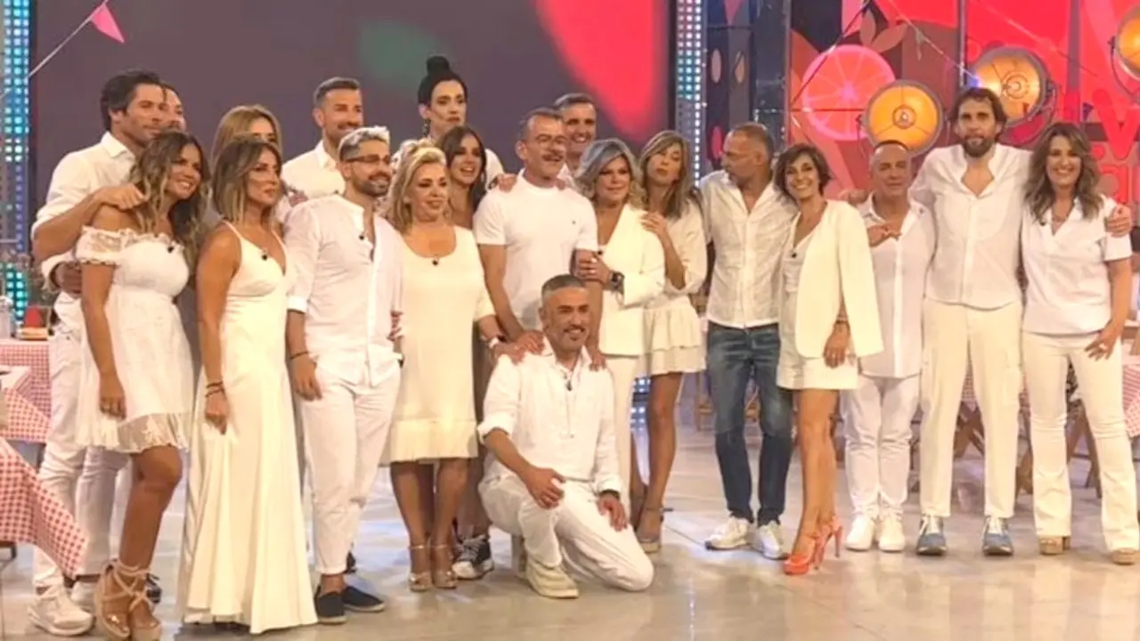 Imagen de familia de los colaboradores de 'Sálvame' en la despedida del programa