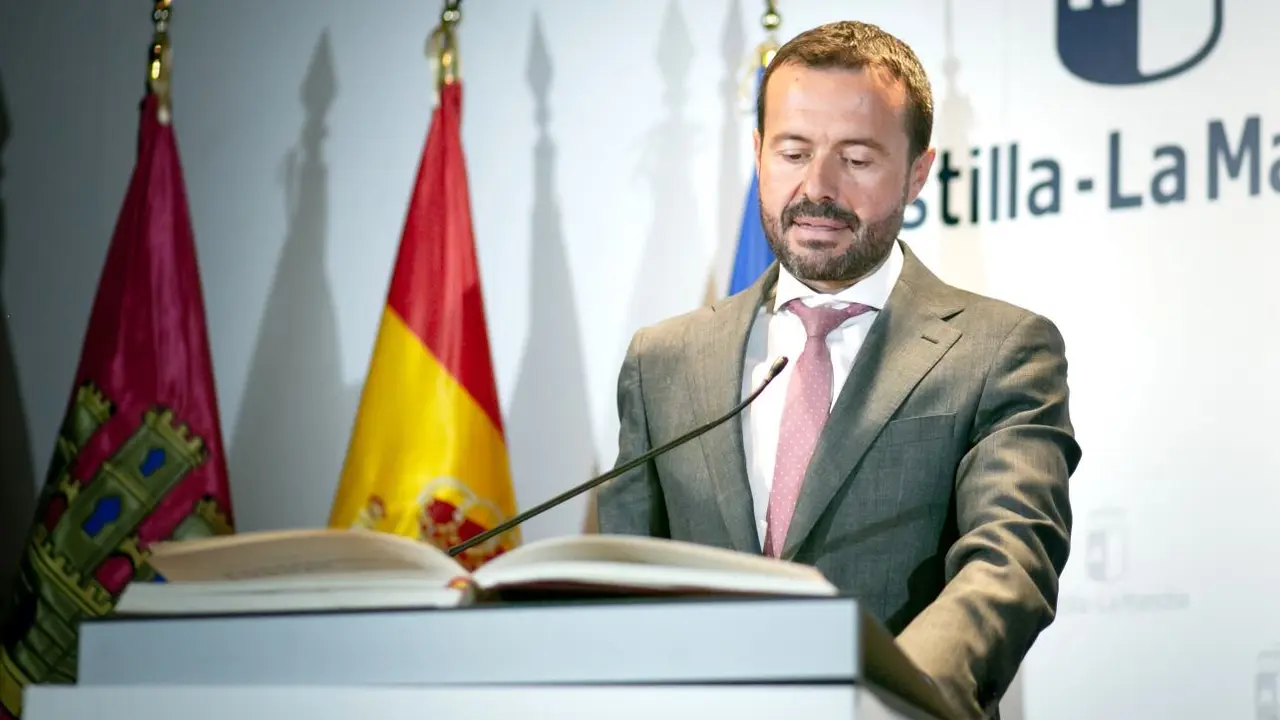 El nuevo delegado de la Junta en la provincia de Guadalajara, José Luis Escudero, tomando posesión de su cargo
