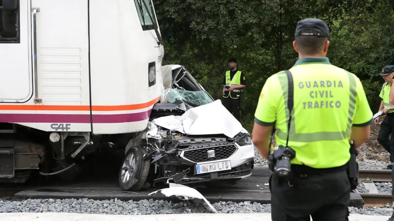 Mueren 2 jóvenes y otro herido al arrollar un tren a un coche en un paso a nivel