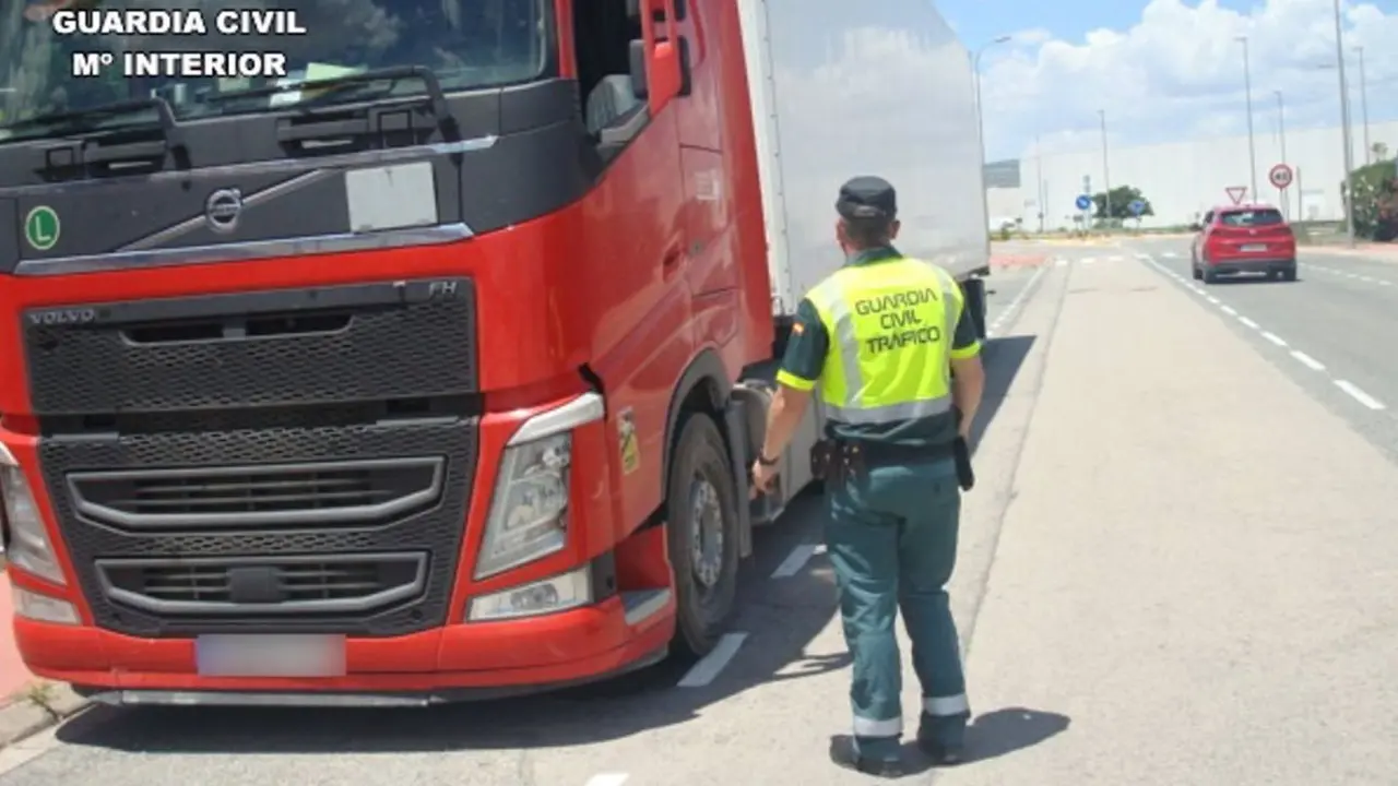 Sorprenden a un camionero circulando cuadruplicando la tasa de alcohol, camión