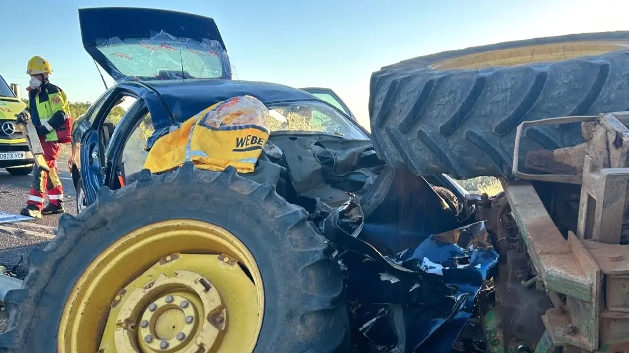 Un muerto y dos heridos por el choque de un turismo y un tractor en Los Yébenes (Toledo), accidente de tráfico, colisión,
