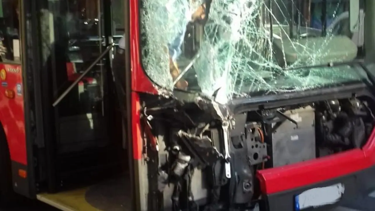 Al menos 4 muertos y decenas de heridos al chocar dos autobuses en una carretera, autob&uacute;s