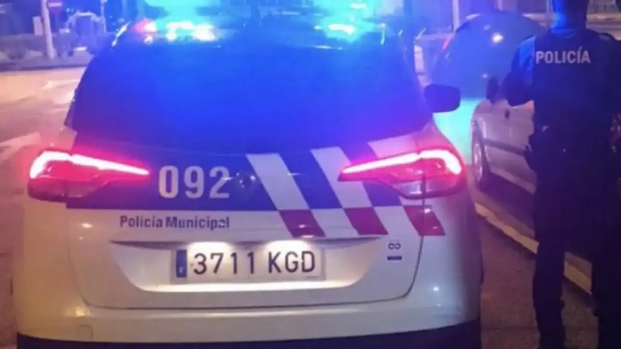 Dos menores degüellan a cuchilladas a un joven de 17 años en un parque público, Policía Local, patrulla, agente, asesinato, cadáver, violencia, policía