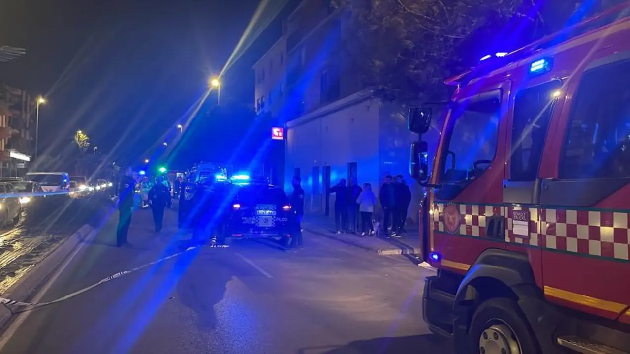En la imagen de archivo Policía y Bomberos ante un accidente de tráfico en una calle, asesinato, crimen, violencia, reyerta, cadáver, policía, tiroteo,&nbsp;