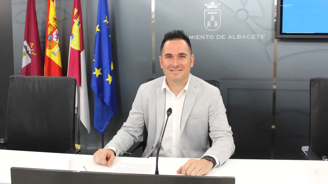 El concejal responsable del área de Educación de Albacete, Pascual Molina, durante la rueda de prensa que ha ofrecido