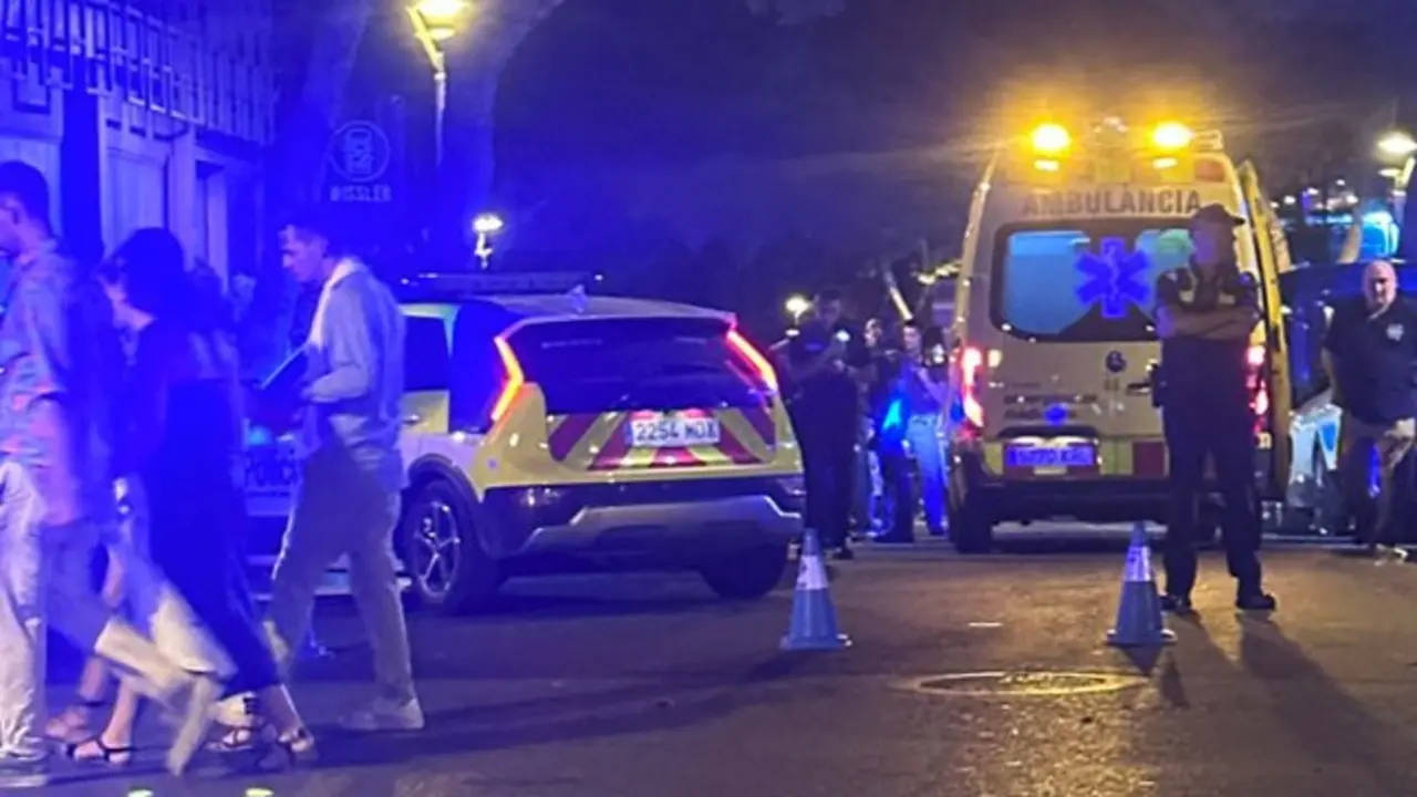 Pelea suegra-yerno a navajazos en una calle: el joven, apuñalado por la mujer, ambulancia, cadáver, reyerta, asesinato, crimen, atropello, policía, agentes, accidente,&nbsp;