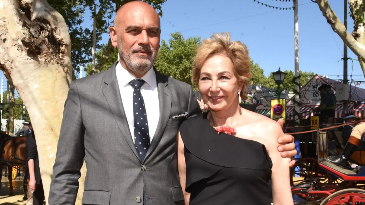 En la imagen de archivo Ana Rosa Quintana junto a su marido Juan Muñoz este año en la Feria de Abril de Sevilla