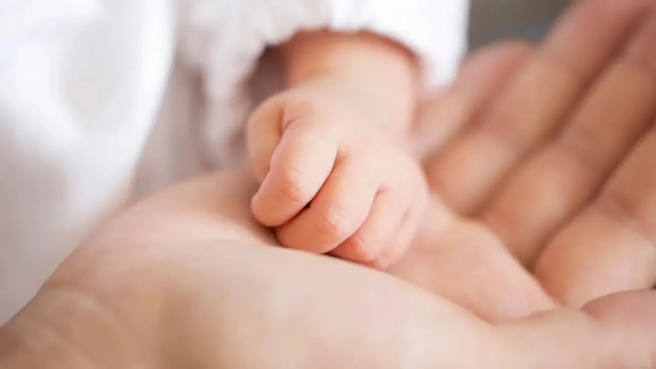 Investigan la muerte y posible violación de una bebé de 12 meses bajo custodia