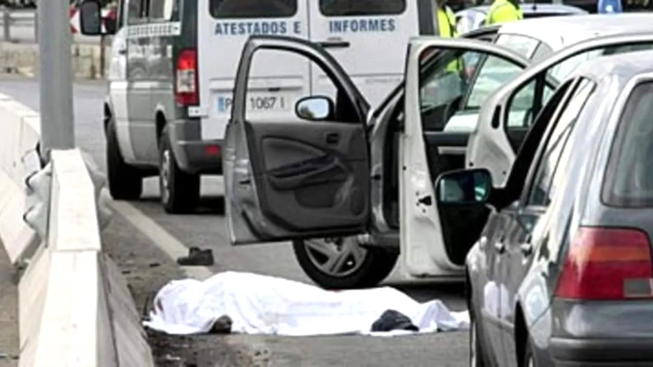 Imagen de archivo de un accidente de tráfico con una víctima mortal tras ser atropellada, atropello, cadáver,