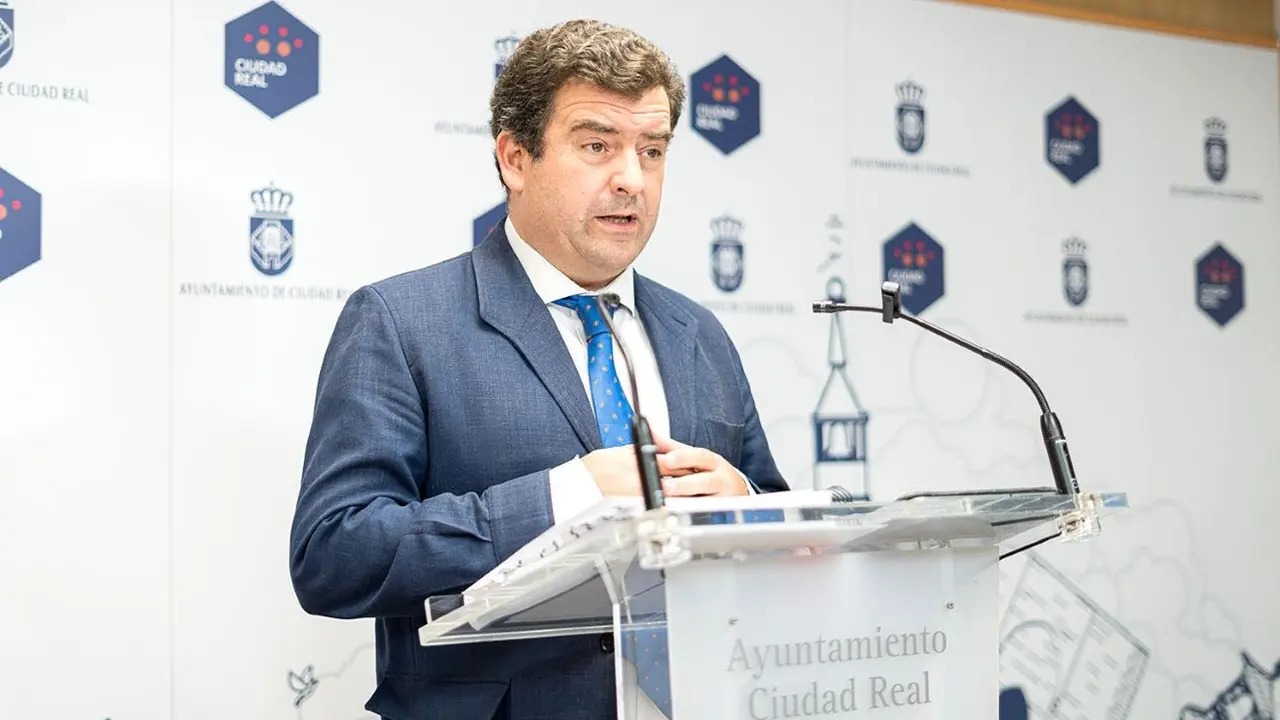 El concejal de Seguridad del Ayuntamiento de Ciudad Real, Ricardo Chamorro, durante la rueda de prensa que ha ofrecido en el Consistorio - Fotografía: Lanza/Clara Manzano