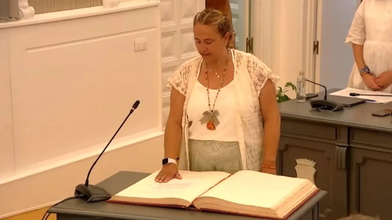 Eva Henche jura como concejal de Vox en Guadalajara con dedicación exclusiva