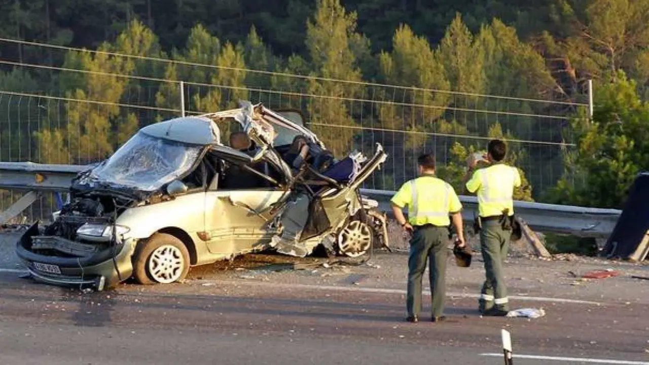 Imagen de archivo de un accidente de tráfico con un turismo implicado, choque, colisión, salida de vía, Guardia Civil de tráfico,&nbsp;