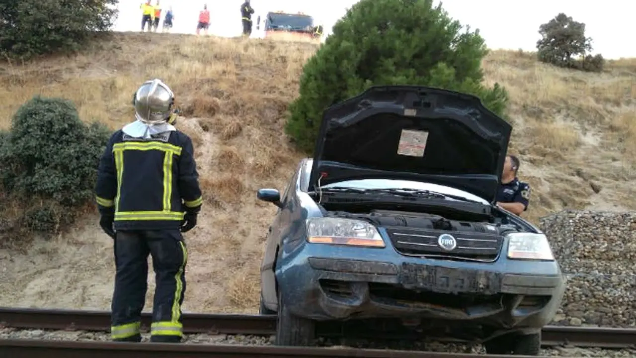 Imagen de archivo de un coche accidentado caído sobre las vías del tren
