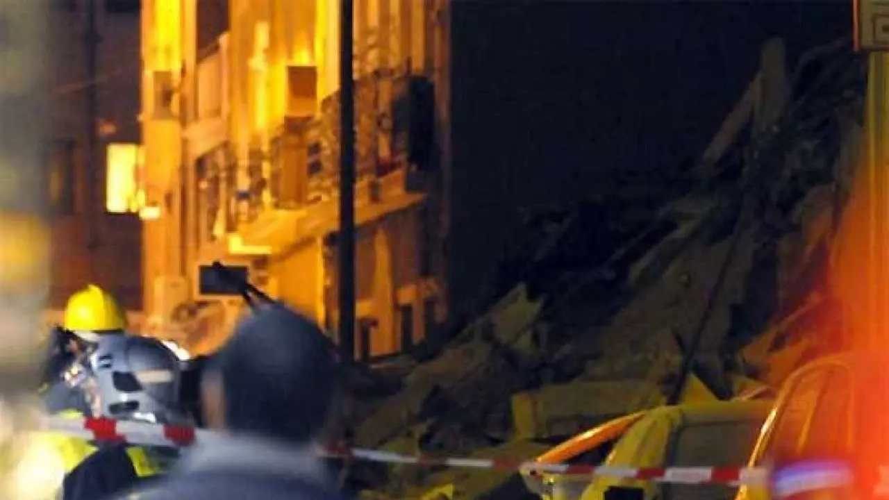Al menos 12 muertos y decenas de heridos graves por el derrumbe de un edificio, incendio, ambulancia, explosión, rescate,