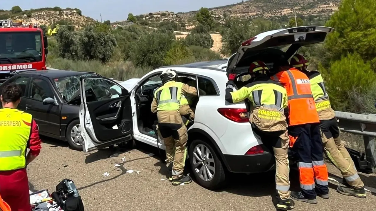 Un muerto y dos heridos en una colisión frontal de dos vehículos en carretera, accidente de tráfico, choque, colisión,&nbsp;